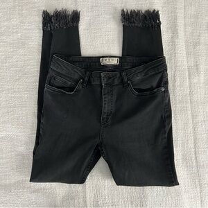 SOLD FREE PEOPLE We The Free women’s black high rise skinny jeans